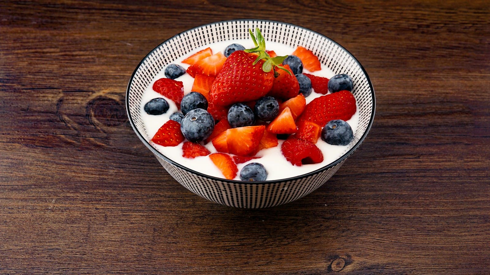 Greek Yogurt Nutrition Facts: Protein & Calcium Comparison